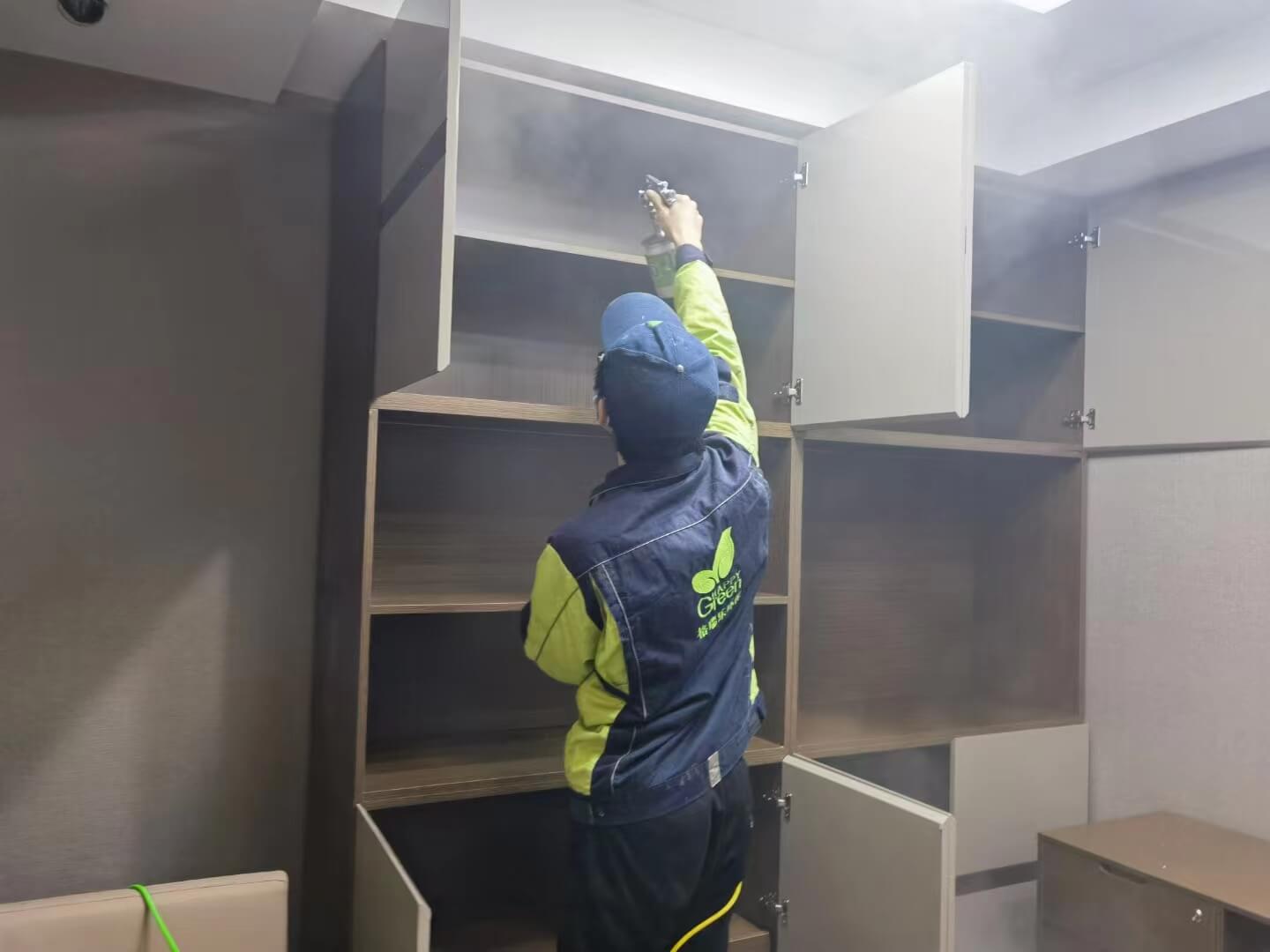 特写新房餐厅的实木餐椅,工作人员正用喷枪对椅子的榫卯结构处进行除甲醛药剂的精准喷洒。
