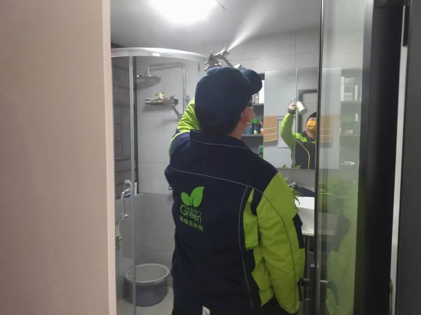 展示新房卧室,工作人员把格瑞乐除甲醛的睡眠监测仪放在枕头边,同时监测睡眠环境与甲醛含量。