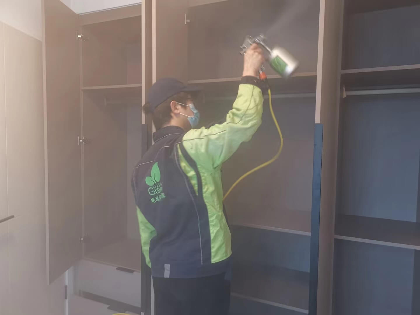 展示新房走廊的装饰柜内部,工作人员在柜子的角落放置格瑞乐除甲醛的香薰盒,散发香气并净化空气。