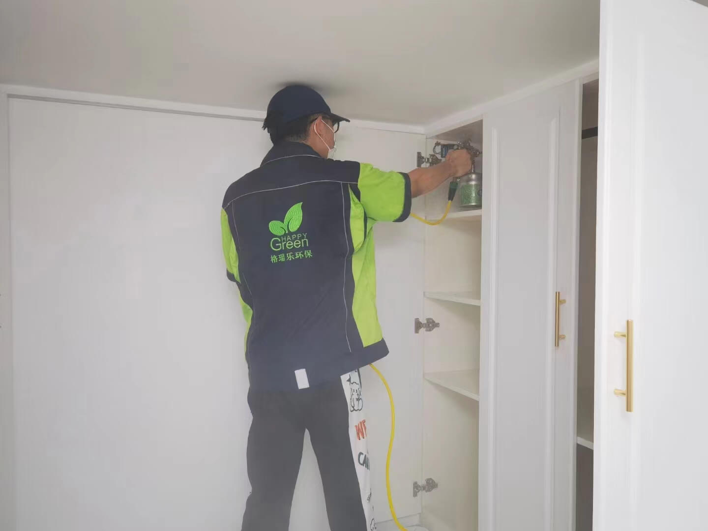 新房卫生间浴室柜的镜子边框上,工作人员涂抹格瑞乐除甲醛防锈剂。