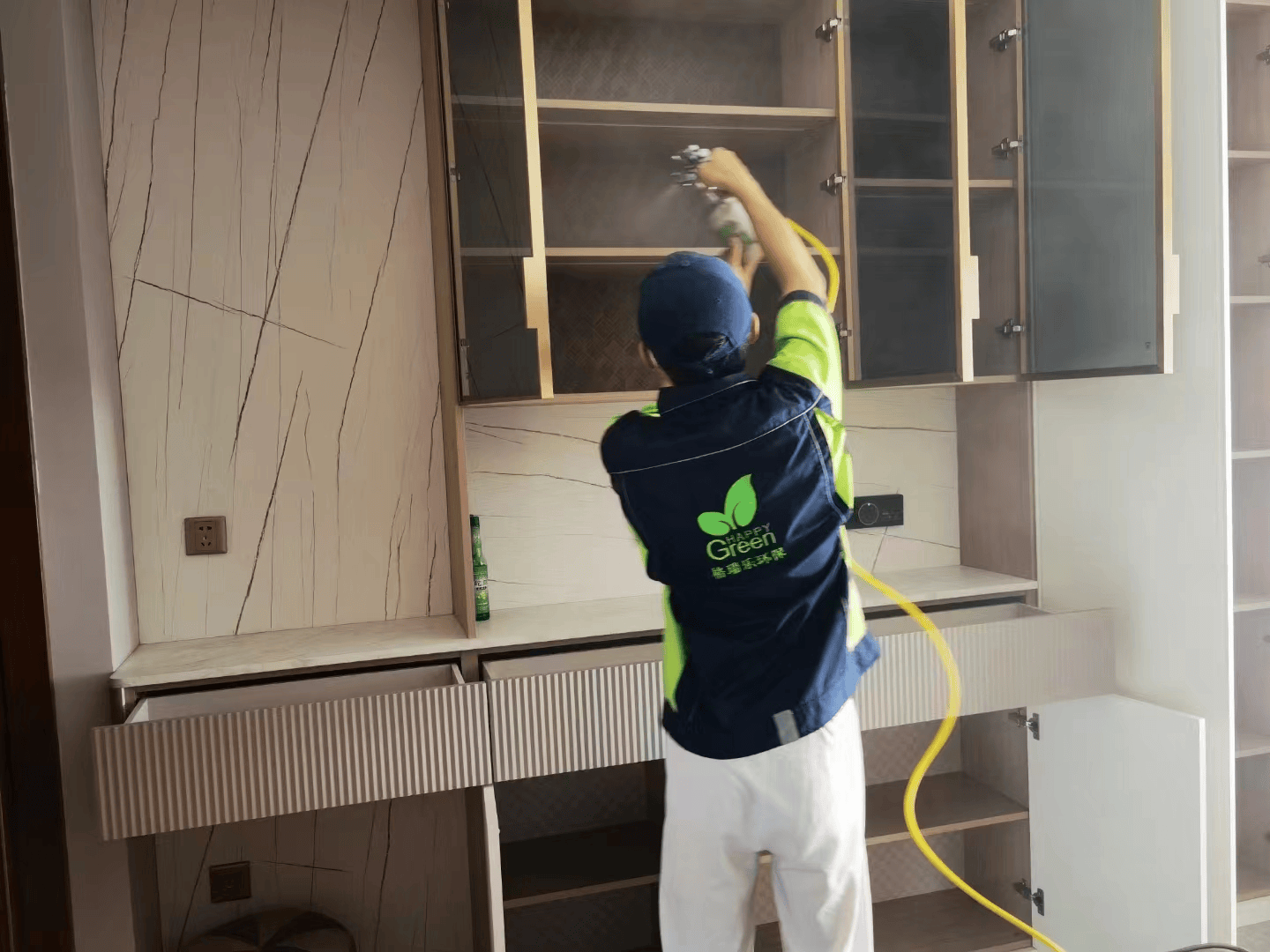 阁楼里,施工人员在狭窄空间中,小心用防护垫保护家具,防止磕碰损伤。
