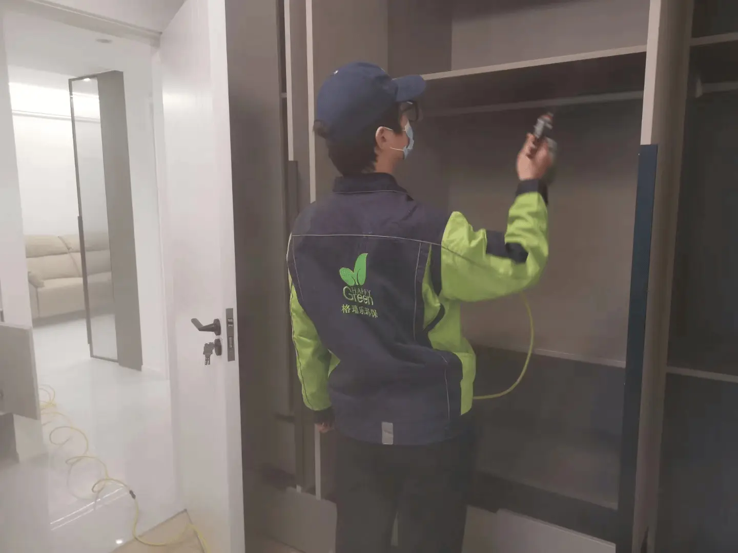 工作中的光触媒设备,内部装置精密,能加速分解家具表面的甲醛。